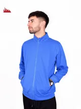 Campera azul de corte estándar con cierre frontal y cuello alzado.