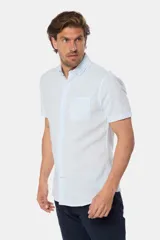 Camisa de manga corta con rayas celestes y amarillas, corte slim fit y bolsillo en el pecho.