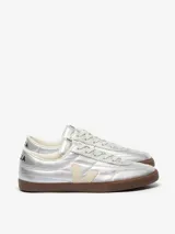 Zapatillas Veja Volley color plateado con logo lateral en beige y suela de goma marrón.