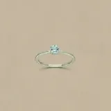 Anillo de plata 925 con topacio celeste engarzado en 6 puntas.