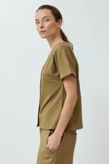 Remera verde oliva con escote en V, manga corta con dobladillo y cierre frontal con botones.