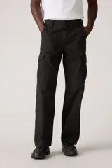 Pantalón largo de gabardina color negro, corte holgado, con bolsillos laterales tipo cargo y bolsillos traseros con solapa.