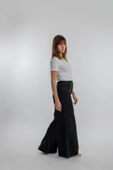 Pantalón wide leg negro de denim 100% uruguayo, confeccionado con un tejido premium de 98% algodón y 2% elastano.
