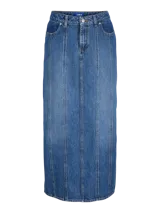 Falda maxi de denim color azul medio, tiro medio, con costuras verticales marcadas que recorren toda la prenda y una abertura frontal alta.