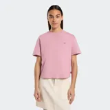 Remera rosa de corte cropped y mangas cortas, con logo de Dickies bordado en el pecho.