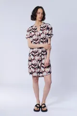 Vestido camisero corto con estampado de flores en tonos blanco, azul marino y rojo.