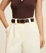 Cinto de material sintético color beige claro, con hebilla metálica cuadrada de doble barra en tono dorado.