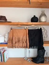 Minifalda marrón de gamuza con flecos largos.