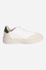 Zapatillas urbanas blancas con detalles en cuero color crema y talón en cuero verde oscuro.