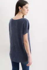 Blusa color beige de tejido de punto con lurex, de mangas cortas y corte holgado.