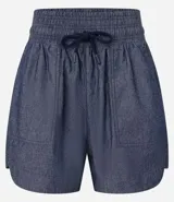 Short de jeans azul con cintura elástica y cordón ajustable.