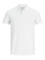 Chomba de piqué blanca, manga corta, cuello clásico con botones y corte ajustado.