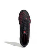 Championes de fútbol 5 Adidas Predator Club TF, color negro con detalles en gris y rojo.