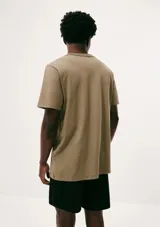 Conjunto de pijama para hombre, compuesto por una remera de manga corta color marrón con una línea horizontal negra en el pecho y un short negro.