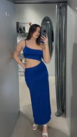 Vestido largo azul eléctrico con escote asimétrico de un solo hombro y abertura en la cintura.