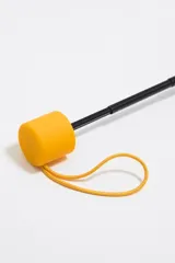 Paraguas plegable de tamaño mini con funda de tejido técnico estampado animal print (leopardo/jaguar) en tonos marrón y negro. La base del estuche es de plástico amarillo y tiene una correa de mano amarilla.