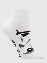 Calcetines cortos blancos con diseño gráfico inspirado en la armadura de un Stormtrooper de Star Wars, utilizando tonos de negro y gris.
