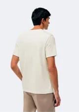 Remera básica de manga corta color gris claro, con cuello redondo.