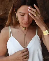 Aros plateados con forma de rama de árbol.