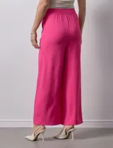 Pantalón negro de pierna ancha, marca Ninety. Con pretina ancha y elastizada.