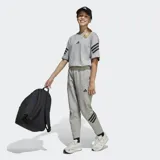 Gorro de béisbol negro de sarga de algodón, con visera curva y cierre ajustable en la nuca. Presenta el logotipo de las tres barras de Adidas bordado en blanco en el panel frontal.