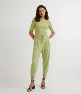 Blusa de punto acanalado color salmón, con escote barco (canoa) y mangas cortas.