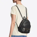 Mochila pequeña Guess Manhattan color negro con herrajes dorados.