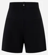 Short negro de corte sastre con cintura alta, trabillas, pliegues, hebillas metálicas y cierre frontal con cremallera.