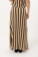 Pollera larga tejida a rayas verticales color chocolate y crema, con pretina elástica y tajos laterales.