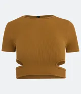 Top corto de manga corta, color marrón caramelo, con textura acanalada y aberturas tipo cutout a los costados de la cintura.