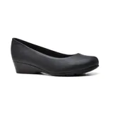 Zapato de cuero sintético negro, con punta redondeada y taco bajo.