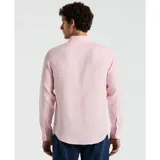 Camisa de hombre de lino color rosa claro, de manga larga, con cuello abotonado y bolsillo en el pecho.