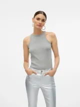 Musculosa gris de punto canalé con cuello redondo y sisas anchas.