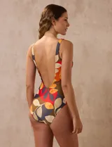 Malla enteriza estampada con escote en V cruzado, breteles anchos, copa armada con sujetador interno y forro interno.