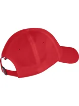 Gorra de béisbol roja de algodón con logo TH bordado en azul en el frente.