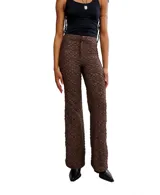 Pantalón de tiro alto con corte acampanado (flare) y tejido jacquard con estampado floral en tonos ciruela/borgoña.