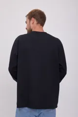 Camiseta negra de manga larga y cuello redondo con estampado frontal de la marca Originals Studio.
