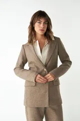 Blazer marrón de lana con solapas de muesca, cierre con dos botones dorados, bolsillos con solapa y forro interior a tono.