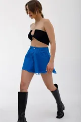 Short de jean azul francia con corte evasé y ruedo desflecado.