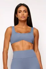 Top deportivo color azul con escote cuadrado y breteles anchos.