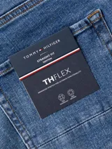 Pantalón de jean azul con efecto desgastado, corte recto y tiro medio.