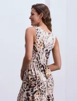 Vestido corto con estampado animal print, cuello redondo y ruedo con volado.