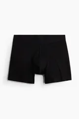 Pack de tres calzoncillos tipo trunk negros de punto elástico con costuras planas, cintura elástica y parte delantera forrada. Confeccionados con tecnología Lycra® Xtra Life™.