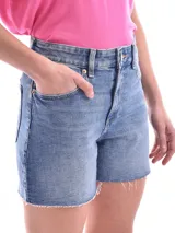 Short de jean de tiro alto, color azul claro, con terminación desflecada.