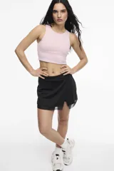 Top deportivo negro, corto, con escote redondo y copas removibles.