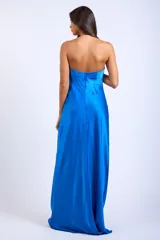 Vestido largo de satén color azul eléctrico, de corte recto y sin mangas.