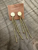 Aretes colgantes con base redonda de metal dorado y tres tiras de cuentas pequeñas de color ámbar/dorado translúcido.
