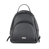 Mochila negra de cuero sintético con cierre superior y bolsillo frontal con cierre. Tiene correa regulable y herrajes plateados.