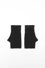 Par de guantes sin dedos tejidos, color negro.
