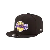 Gorro negro de visera plana, con el logo de los Lakers bordado al frente y el logo de New Era bordado en el lateral.